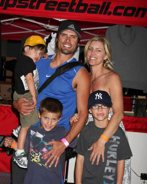 Joshua Morrow, com a esposa Tobe, e filhos Cash, Crew, & Cooper — Fotografia de Stock