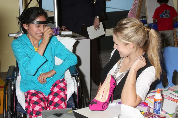 Kristen Bell & patients hospitalisés — Photo