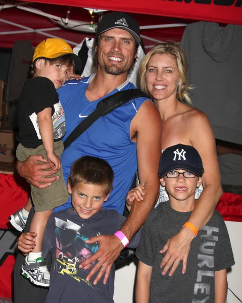 Joshua Morrow, con su esposa Tobe, y sus hijos Cash, Crew, & Cooper — Foto de Stock
