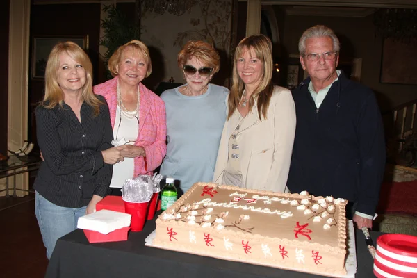 Patti Denney (comemorando 30 anos em Hair Make-up dept), Lee Bell, Jeanne Cooper, Maria Bell, Paul Rauch — Fotografia de Stock