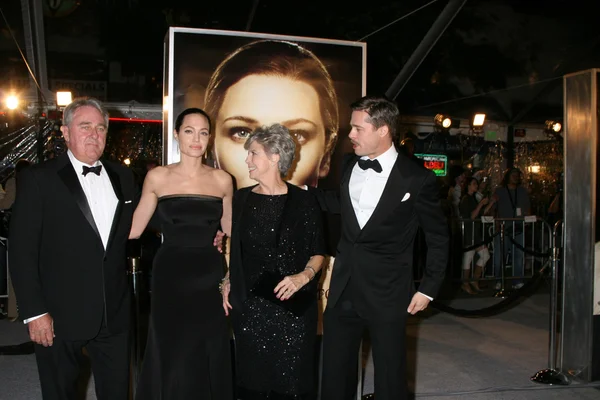 Brad Pitt e seus pais com Angelina Jolie — Fotografia de Stock