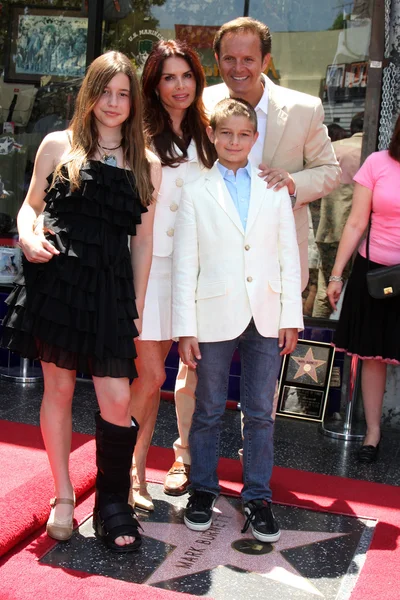 Roma Downey avec sa fille Reilly Anspaugh & Mark Burnett et son fils Cameron — Photo