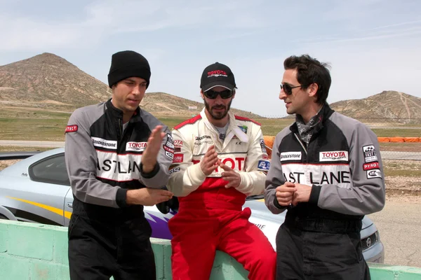 Zachary levi, keanu reeves, & adrien brody diskutera racing — Stockfoto