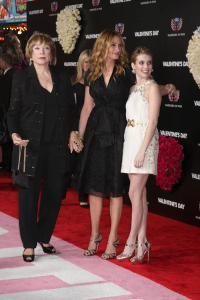 Shirley Maclaine, Julia Roberts, Emma Roberts — Photo