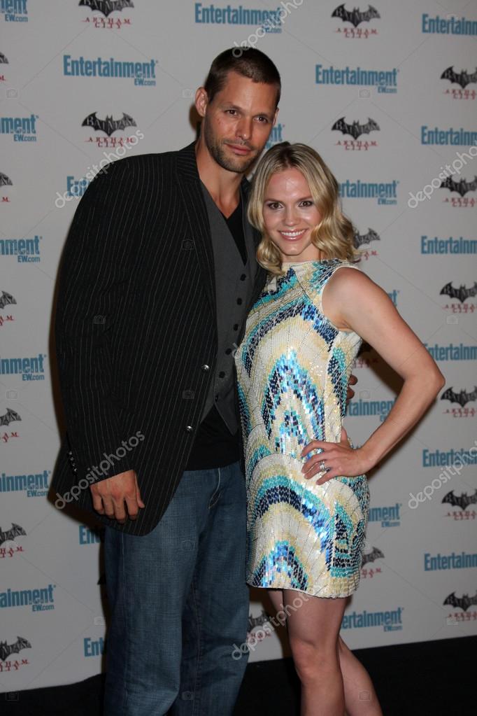 LOS ANGELES - JUL 23: Justin Bruening, Alexa Havins arriving at the EW Comi...