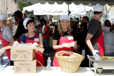 Nora zehetner ve tiffani thornton