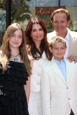 Kızı Reilly Anspaugh ve Mark Burnett ile Roma Downey ve oğlu Cameron