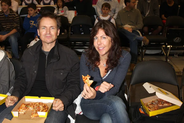 Phil Keoghan & 아내 — 스톡 사진