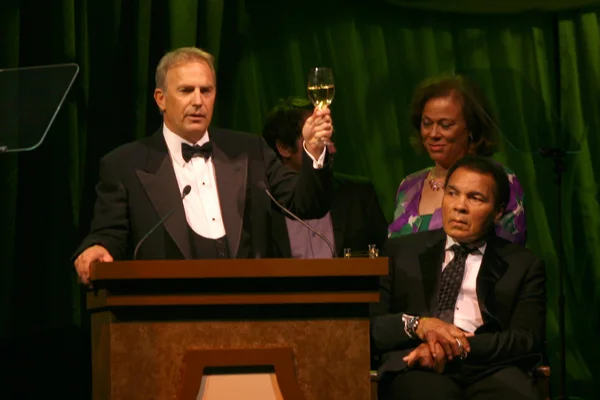 Kevin Costner, Muhammad Ali y su esposa Yolanda — Foto de Stock