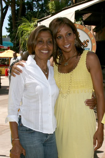 Holly Robinson Peete and Her mother Delores Robinson — Stock Photo, Image