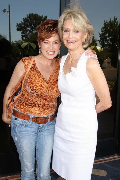 Carolyn Hennesy & Constance Towers — Foto Stock
