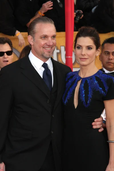 Sandra Bullock y su marido Jesse James — Foto de Stock