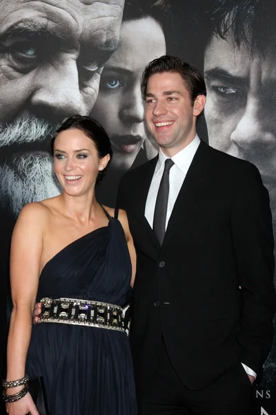 Emily Blunt y John Krasinski — Foto de Stock