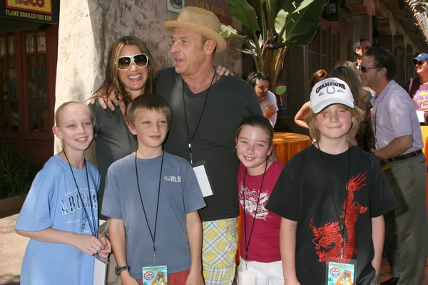 Amanda Pays, Corbin Bernsen, with kids and Their niece, nephews — Stock Photo, Image