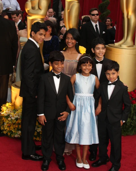 Children who played various ages of the Slumdog Millionaire chilhood — Stock Photo, Image