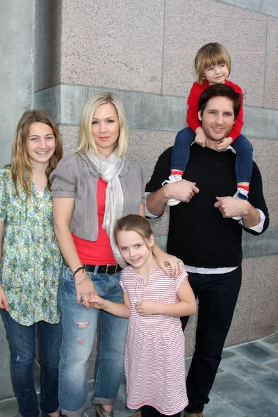 Jennie Garth, Peter Facinelli, and daughters Luca Bella, Lola Ray, and Fiona Eve Facinelli — Stock Photo, Image