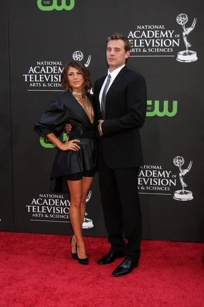 Elizabeth Hendrickson y Billy Miller —  Fotos de Stock