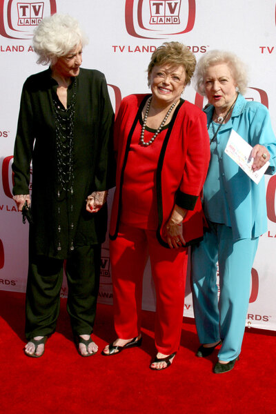 Биа Артур, Рю Маккланахан и Бетти Уайт
