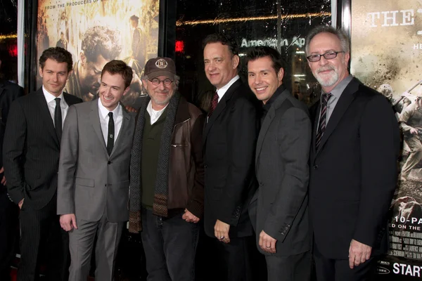 James Badge Dale, Joe Mazzello, Steven Spielberg, Tom Hanks y Jon Seda — Foto de Stock