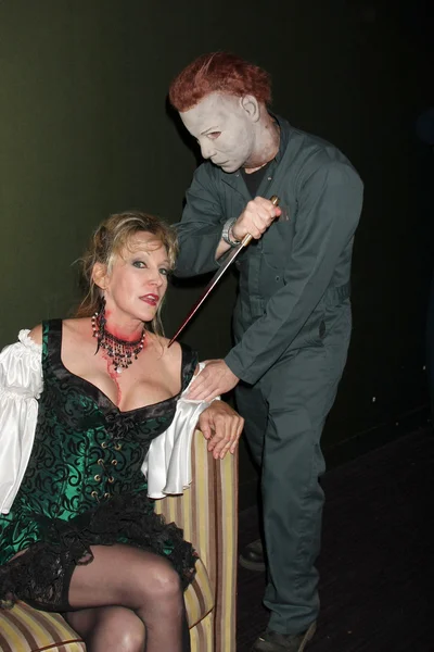 Donna Keegan & "Michael Myers" Costumed Guest — Stock Photo, Image