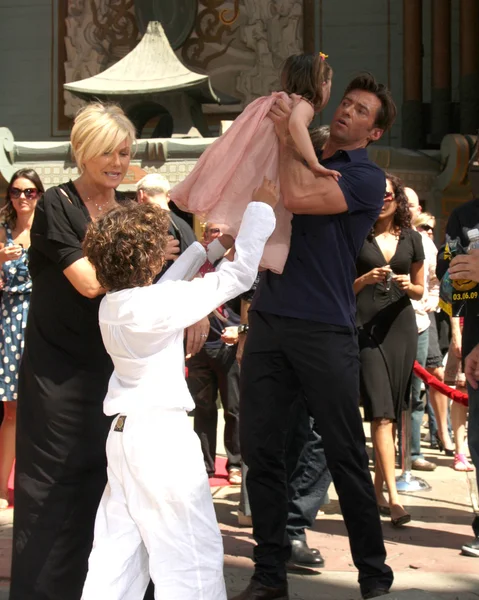 Hugh Jackman & femme Deborra-Lee Furness, avec sa fille Ava et son fils Oscar — Photo