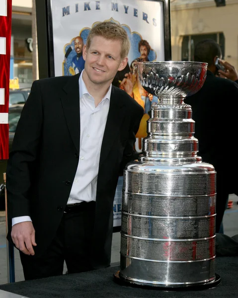 Chris Osgood de los Detroit Redwings, con la Stanley Cup — Foto de Stock