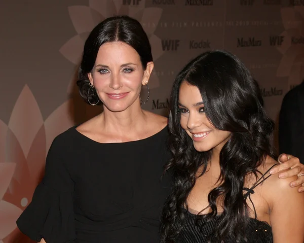 Courteney Cox & Vanessa Hudgens — Stock Photo, Image