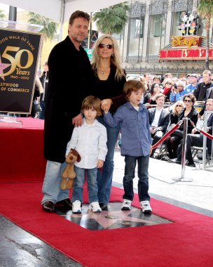 Russell Crowe ve aile
