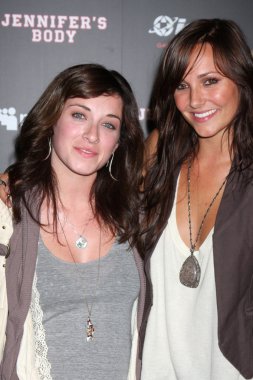 Margo Harshman ve Briana Evigan