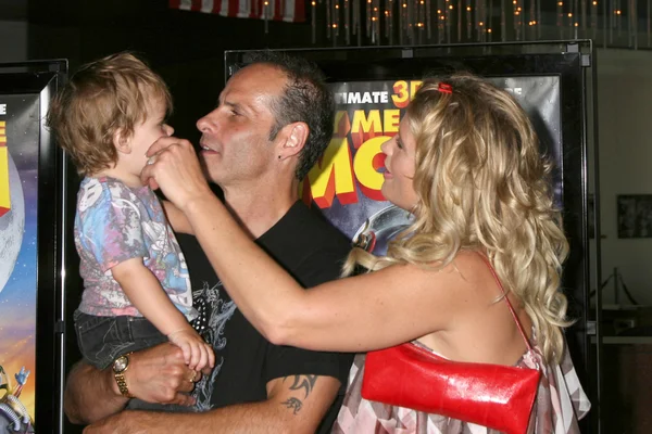 Lloyd Eisler & Kristy Swanson, with their son Magnus — Stock Photo, Image