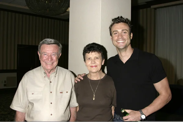 Daniel Goddard ja hänen vanhempansa — kuvapankkivalokuva