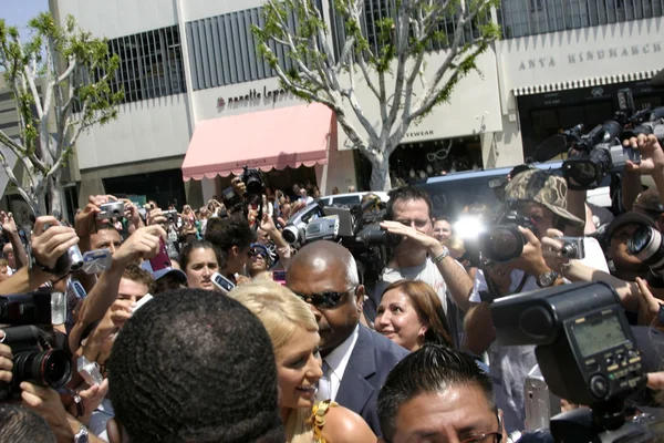 Paris Hilton chegando em Kitson, com fãs & Imprensa — Fotografia de Stock