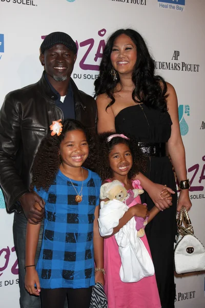 Djimon Hounsou & Kimora Lee Simmons & her daughters — Stock Photo, Image
