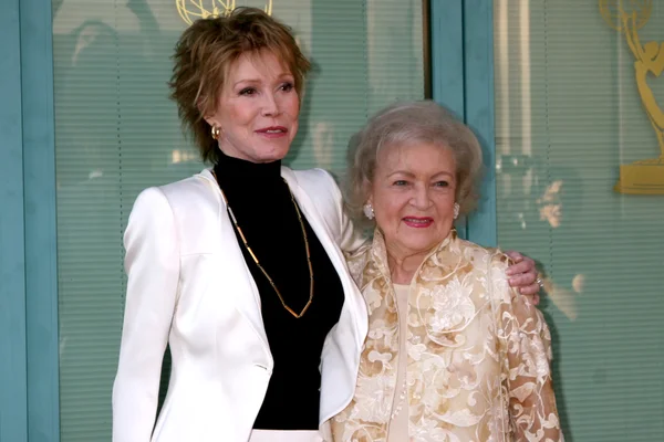 Mary Tyler Moore, Betty White — Stockfoto