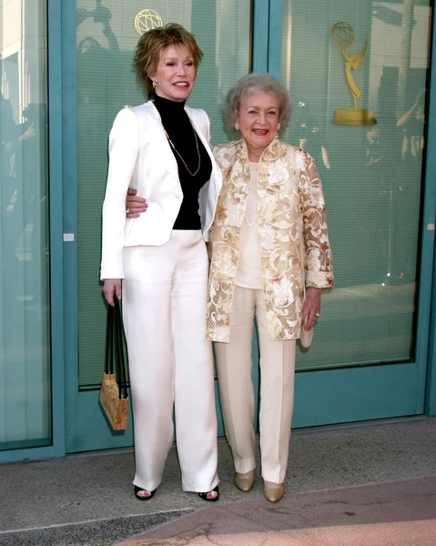 Mary Tyler Moore, Betty White — Stock Photo, Image