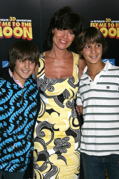 Adrienne barbeau och hennes två söner william och walker — Stockfoto