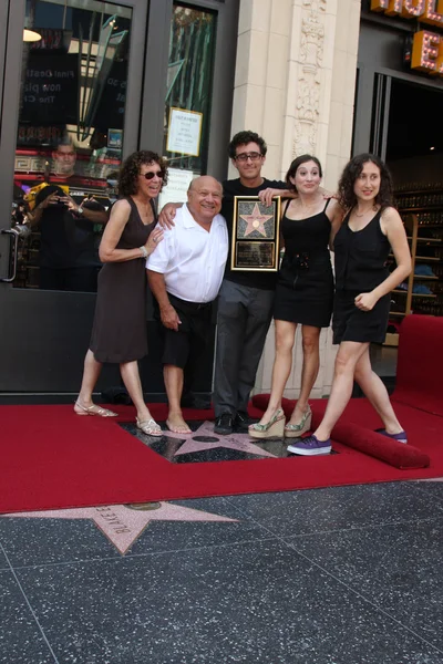 Danny devito, mit frau rhea perlman und ihren kindern — Stockfoto