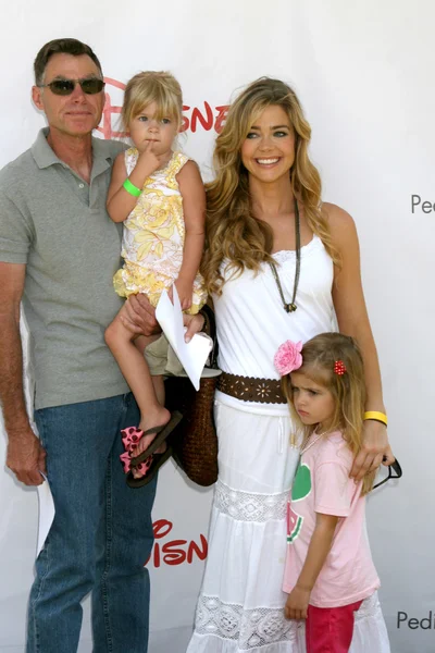 Denise richards, vater und ihre töchter — Stockfoto