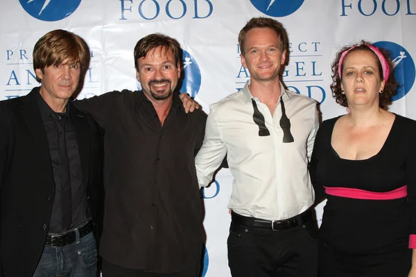 Howard Fine, Neil Patrick Harris, and Project Angel Food Staff — Stock Photo, Image