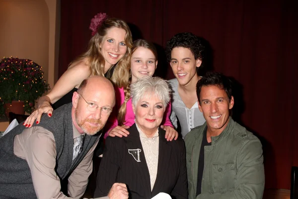 Makaela Johnson, Zach Cumer, Lauralee Bell, Shari Wiedmann, Aaron Lustig, Shirley Jones, Dan Cortese — Foto de Stock