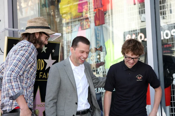 Ashton kutcher, jon cryer, t. jones angus — Foto Stock