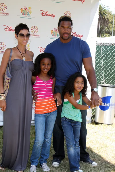 Nicole Murphy & Michael Strahan & her kids — Stock Photo, Image