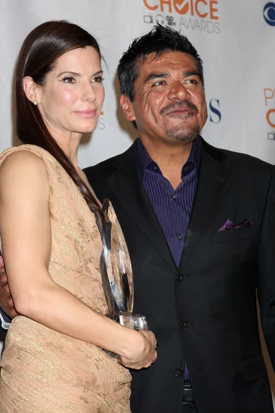 Sandra Bullock y George Lopez — Foto de Stock