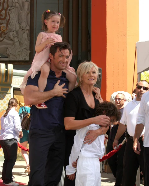 Hugh Jackman y su esposa Deborra-Lee Furness, con su hija Ava, y su hijo Oscar — Foto de Stock