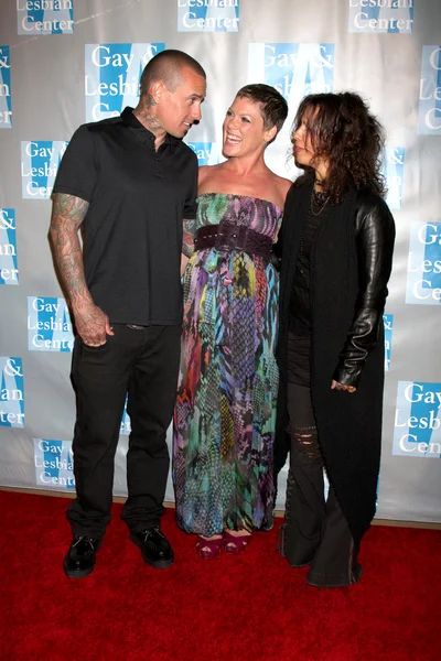 Carey Hart & Pink (Alecia Moore), Linda Perry — Stock Photo, Image