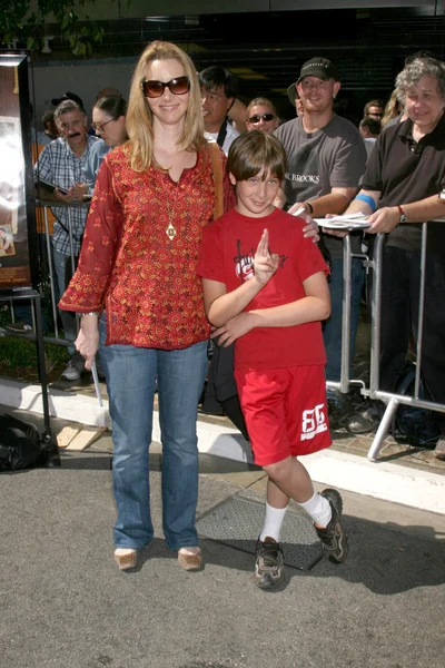 Lisa Kudrow & zoon — Stockfoto