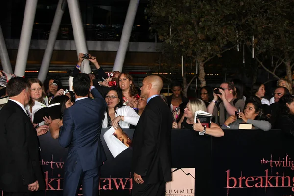 Taylor Lautner signant des autographes — Photo