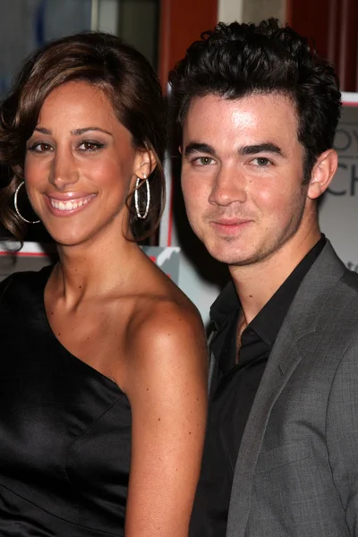 Kevin Jonas y su esposa Danielle — Foto de Stock