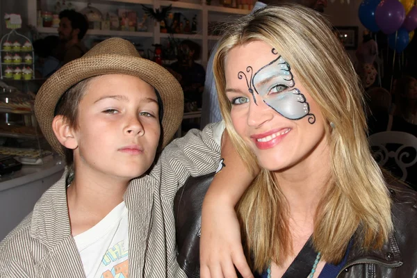 Natasha Henstridge y su hijo Asher —  Fotos de Stock