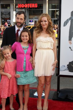 Leslie mann, Aile